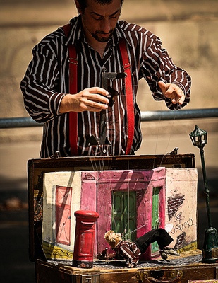 The Story Behind This Photo - Street Performers in Barcelona, Spain. 