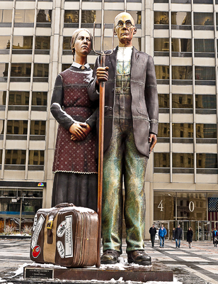 The Story Behind This Photo - Traveling Giant American Gothic Statue